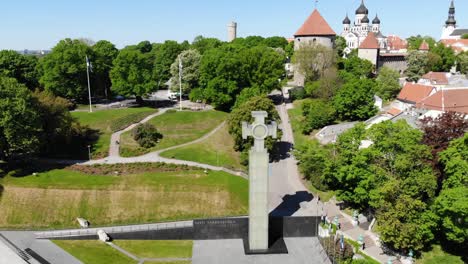 Drohnenaufnahme-Des-Unabhängigkeitsdenkmals-Von-Tallinn-Während-Der-Sommertage