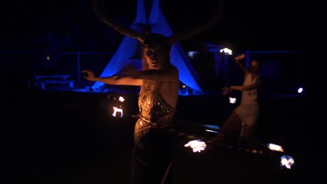 Danza-Tribal-Del-Fuego-Realizada-Por-Una-Mujer-Disfrazada-En-La-Celebración-De-La-Reunión-De-Vida