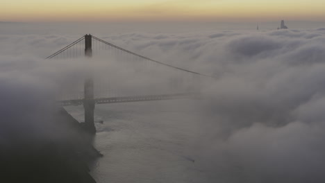 Wolken-Bedecken-Die-Golden-Gate-Bridge-Und-Das-Wasser-Darunter