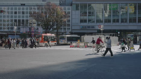 Shibuya-Kreuzung-Mit-Menschen,-Die-Gesichtsmasken-Tragen,-Vorsichtsmaßnahme-Für-Infektionskrankheiten-Durch-Coronavirus-–-Shibuya-Scramble-Kreuzung-In-Tokio,-Japan