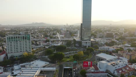 Drone-Vuela-Sobre-La-Hermosa-Plaza-De-Guadalajara-Hasta-El-Famoso-Puente-Moderno