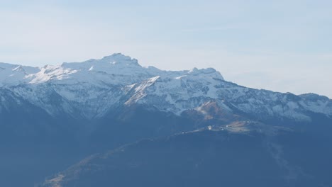 Ein-Geschlossenes-Skigebiet-Im-Herbst,-Umgeben-Von-Hohen-Schneebedeckten-Bergen
