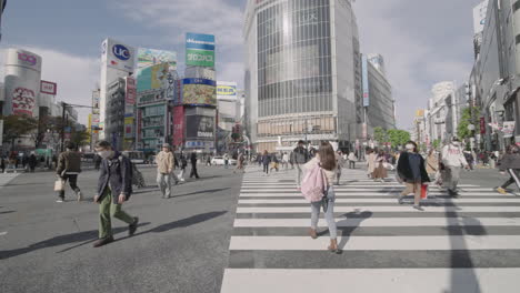 Fußgänger-Gehen-Während-Der-Weltweiten-Pandemie-In-Tokio,-Japan,-Ohne-Touristen-Am-Shibuya-Kreuz-Entlang