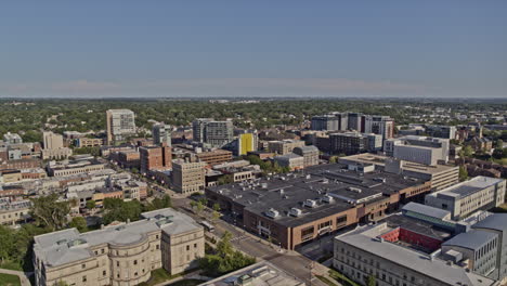 Iowa-City,-Iowa,-Filmischer-Luftflug-über-Das-Stadtbild-–-6K-Filmmaterial-–-August-2020