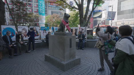 Gente-Tomando-Fotos-En-La-Estatua-Conmemorativa-De-Hachiko-Cerca-Del-Cruce-De-Shibuya-Durante-La-Pandemia-En-Tokio,-Japón