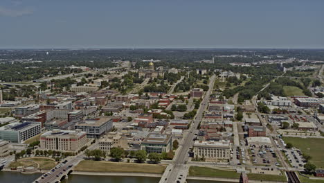 Des-Moines,-Iowa,-Absteigende-Luftaufnahmen-über-Der-Innenstadt,-überqueren-Des-Flusses-In-Richtung-Des-Kapitolgebäudes-–-6K-Professionelles-Filmmaterial-–-August-2020