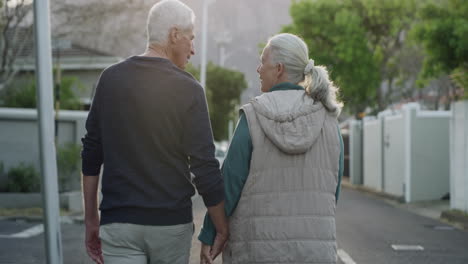 Ein-älteres-Paar-Geht-Spazieren