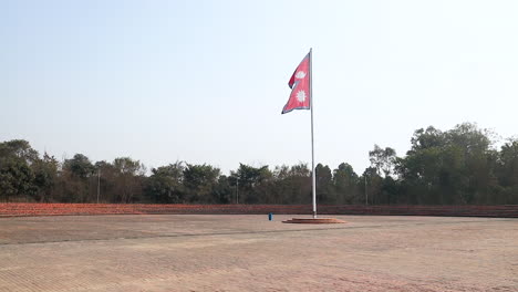 Nationalflagge-Von-Nepal-Auf-Einem-Hohen-Fahnenmast-Gegen-Wind