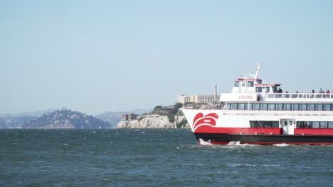 Ein-Touristenboot,-Das-An-Einem-Ruhigen,-Sonnigen-Tag-In-San-Francisco-Durch-Die-Bucht-Und-An-Der-Insel-Alcatraz-Vorbeifährt