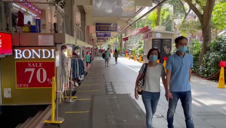 Menschen-Mit-Maske-Gehen-Entlang-Der-Orchard-Road-In-Singapur