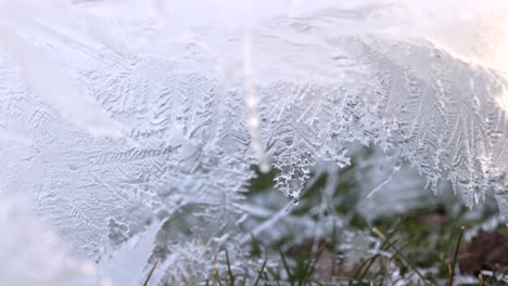 Einzigartige-Eismuster-Unter-Der-Eisoberfläche-Sehen-Aus-Wie-Zerrissene-Schneeflocken