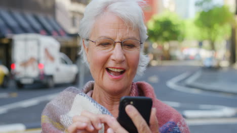 Eine-Trendige-ältere-Frau,-Die-In-Den-Sozialen-Medien-Surft