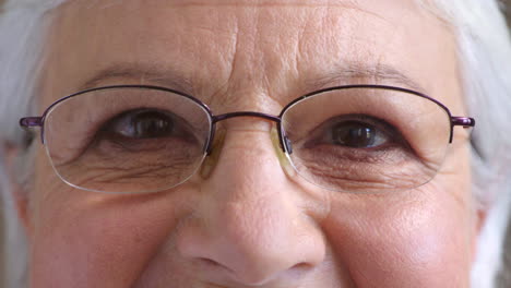 Nahaufnahme-Der-Augen-Einer-älteren-Frau,-Die-An-Ein-Glückliches-Denkt