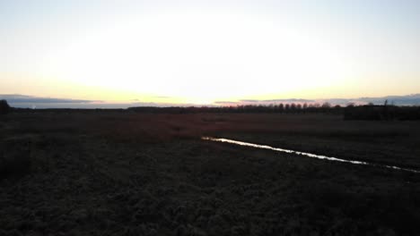 Riesige-Felder-Bei-Sonnenuntergang-Während-Der-Wintersaison