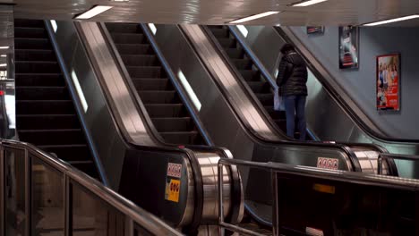 Escaleras-Mecánicas-Casi-Vacías-En-La-Estación-De-Metro-En-El-Sistema-De-Transporte-Público-Mtr-De-Hong-Kong-Durante-La-Pandemia-Del-Virus-Covid-19