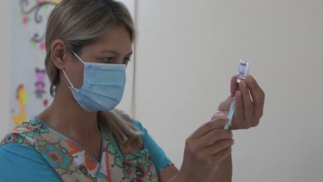 Das-Gesundheitspersonal-Des-Krankenhauses-Gral-San-Martin-Setzt-Die-Impfkampagne-Gegen-Covid-19-Fort