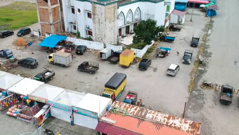 Vuelo-Aéreo-Sobre-El-Mercado-Medan-Hacia-La-Antigua-Mezquita-En-Renovación
