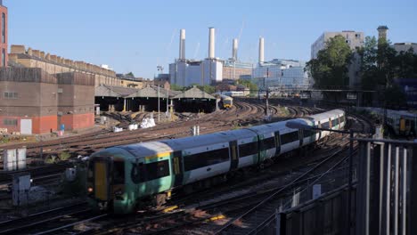 Southern-Rail-Train-Verlässt-Battersea,-Das-Depot-In-London