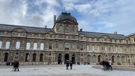 Das-Prächtige-Äußere-Des-Louvre-Palastes-In-Paris,-Frankreich,-An-Einem-Bewölkten-Tag---Hyperlapse