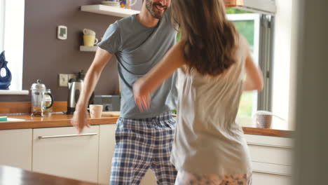 Junges-Aufgeregtes-Paar-Tanzt-In-Ihrer-Küche