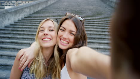 Woman-friends,-city-selfie