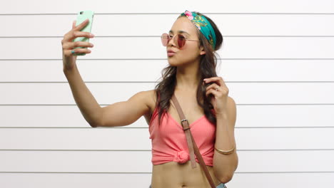 Chica-Joven-De-Moda-Tomando-Selfies-Aislado-Contra