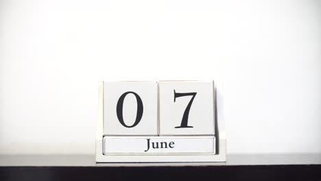 White-Calendar-Time-Lapse-June