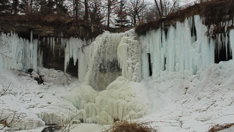 Wasserfall-Im-Winter
