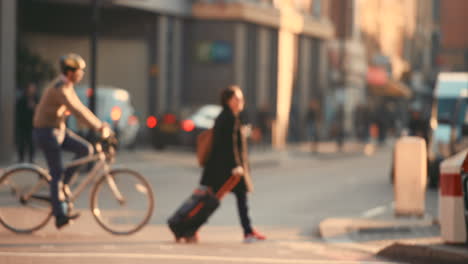 Gente-Borrosa-Andando-En-Bicicleta-Y-Caminando