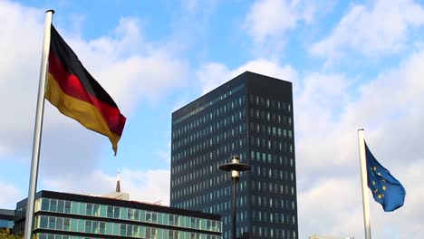 La-Bandera-Alemana-Y-Europea-Ondeando-Alto-En-Hamburgo,-Alemania