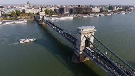 Toma-Aérea-De-Un-Puente-De-Cadena-En-Budapest-Durante-El-Otoño