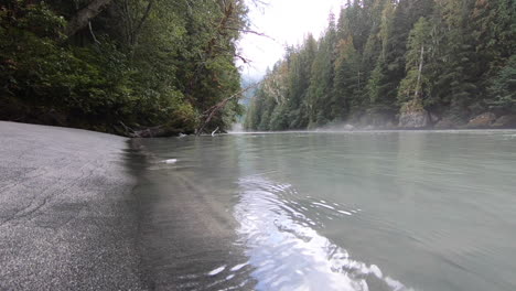 Fluss-Plätschert-In-Ufernähe-Im-Squamish-British-Columbia