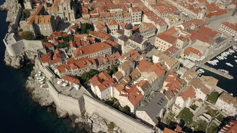 Toma-Aérea-Del-Casco-Antiguo-De-Dubrovnik-En-Croacia