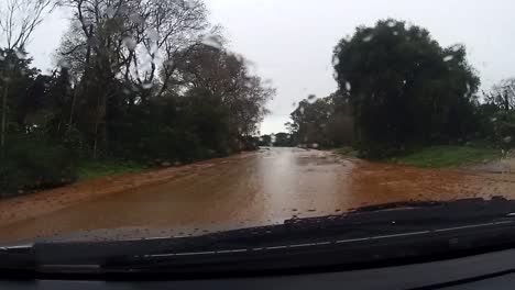 Von-Einem-Auto,-Das-Durch-überflutete-Straßen-In-Einem-Ländlichen-Spanischen-Dorf-Fährt