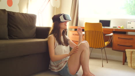 Technologie,-Frau-VR-Headset-Im-Wohnzimmer