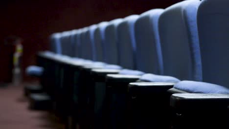 Leere-Theatersitze,-Video,-Bewegte-Kamera,-Panoramabewegung