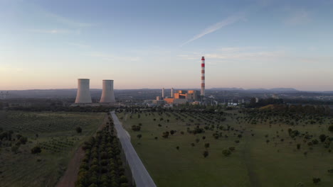 Thermoelektrisches-Kraftwerk,-Aufgenommen-Bei-Sonnenuntergang-Mit-Einem-Wunderschönen-Blauen-Himmel