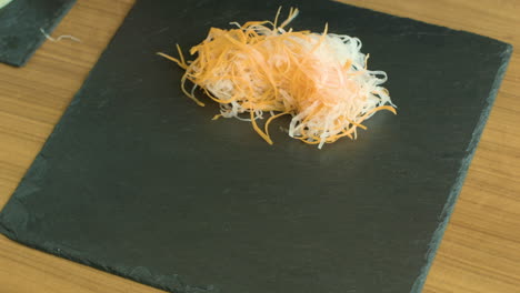 Japanische-Essenspräsentation-Von-Rohem-Fisch-Und-Sushi