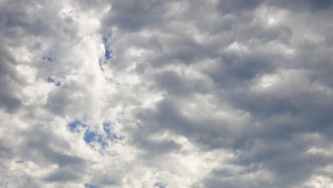 Graue-Wolken-Ziehen-Durch-Den-Himmel-Und-Offenbaren-Im-Zeitraffer-Nach-Und-Nach-Den-Blauen-Himmel