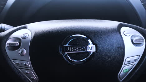 Dentro-De-Un-Nissan-Leaf---Coche-Eléctrico
