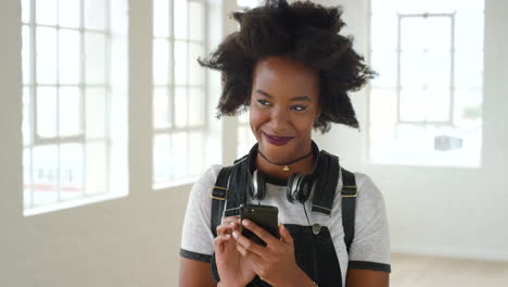 Mujer-Sonriente-Con-Mensajes-De-Texto-Afro-Por-Teléfono