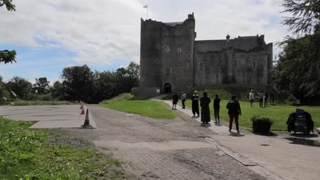 Tourists-visiting-Doune-Castle