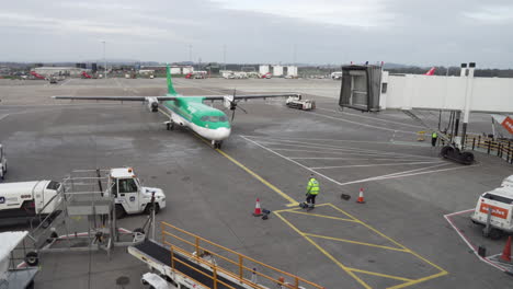 Aer-Lingus-Flugzeug,-Das-In-4k-Auf-Dem-Rollweg-Des-Flughafens-Edinburgh-Ankommt