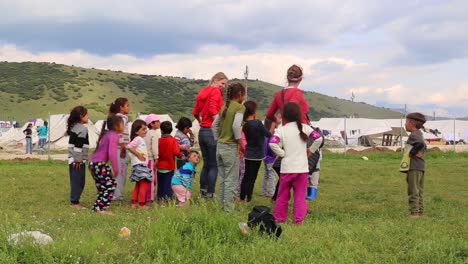 Freiwillige-Tanzen-Mit-Flüchtlingskindern-Im-Flüchtlingslager-Katsikas,-Griechenland,-Mai-2016