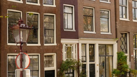 La-Casa-Más-Estrecha-De-Amsterdam,-Panorámica-Hacia-Abajo