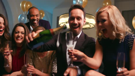 Party,-Champagner-Und-Silvester-Mit-Freunden