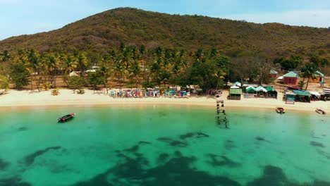 Epische-Luftaufnahme-Dieses-Erstaunlichen,-Unberührten-Strandziels-In-Der-Salt-Whistle-Bay-Auf-Den-Grenadinen