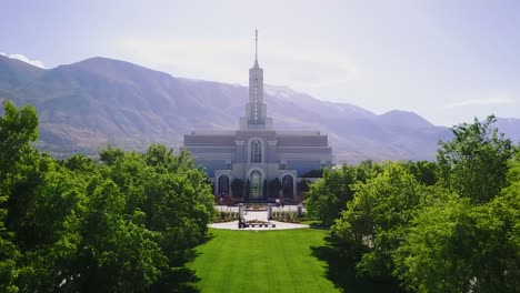 Drone-Shot-flying-towards-the-Mount-Timpanogos-Temple