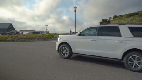 Car-driving-up-to-parking-lot-at-Bandon-Dunes-golf-resort-in-Bandon-Oregon,-a-world-famous-golf-course-located-at-the-coast