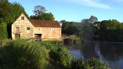 Sturminster-Newton-Mill,-Dorset,-England,-Early-morning,-pan-of-Mill-and-river-Stour